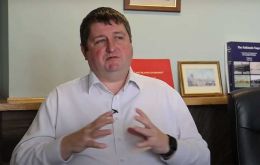 El legislador MLA Mark Pollard hizo los anuncios sobre decisiones inminentes sobre el futuro puerto