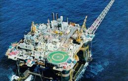 El atraso en la entrega de nuevas plataformas petroleras influyó en la reducción 