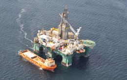 Dos de los barcos de suministros ya se encuentran en las Falklands junto con tres helicópteros con la misma tarea