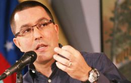 Según un comunicado leído por el vicepresidente Arreaza en la televisión, Guyana pretende “generar una situación de agresión contra Venezuela”.