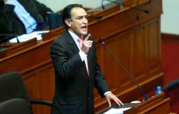 El Congreso dominado por el principal promotor del juicio, Fuerza Popular de Keiko Fujimori, con 71 de 130 congresistas, no alcanzó el mínimo de 87 apoyos