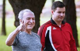 Temer más delgado de lo usual se dejó fotografiar en su caminata, a la que convocó expresamente al Palacio de Jaburu, vistiendo una camiseta y pantalones deportivos.