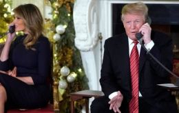  El presidente Trump junto a su esposa Melania, realizó la sesión de llamados en Noche Buena en la Casa blanca y sorprendió a las audiencias