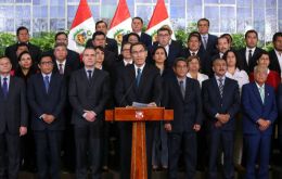 “No vamos a retroceder ni un solo paso para sacar adelante estas reformas tan necesarias para el país”, dijo Vizcarra, quien apareció acompañado de su gabinete. 