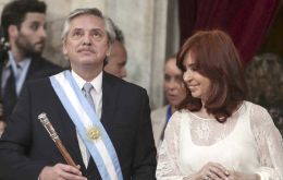 El decreto lleva la firma del Presidente y de todos los ministros y oficializa la emergencia pública en empleo por 6 meses.