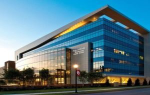 El edificio se vendió por US$ 372,5 millones a la Universidad Johns Hopkins, que tiene la intención de consolidar sus dispersos programas bajo un mismo techo. 