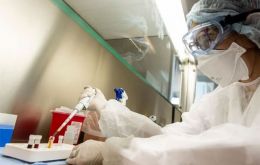 El viajero infectado había llegado de Lima, Perú, el 19 de julio con una prueba de PCR negativa.