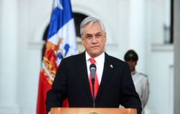 Este martes fue un día lluvioso en la zona, con condiciones meteorológicas complejas, según informaron medios locales. Piñera había salido de la casa de su amigo José Cox pilotando su Robinson R 66.